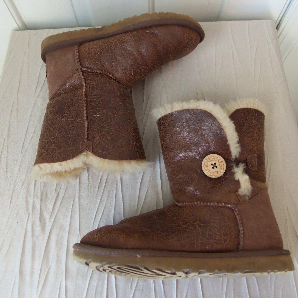 UGG Bailey Button Krinkle Chestnut sz 6